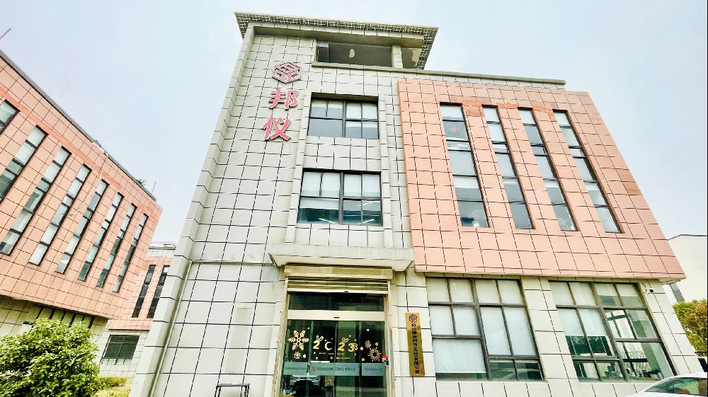 吸尘器结构：吸尘器外壳冲压