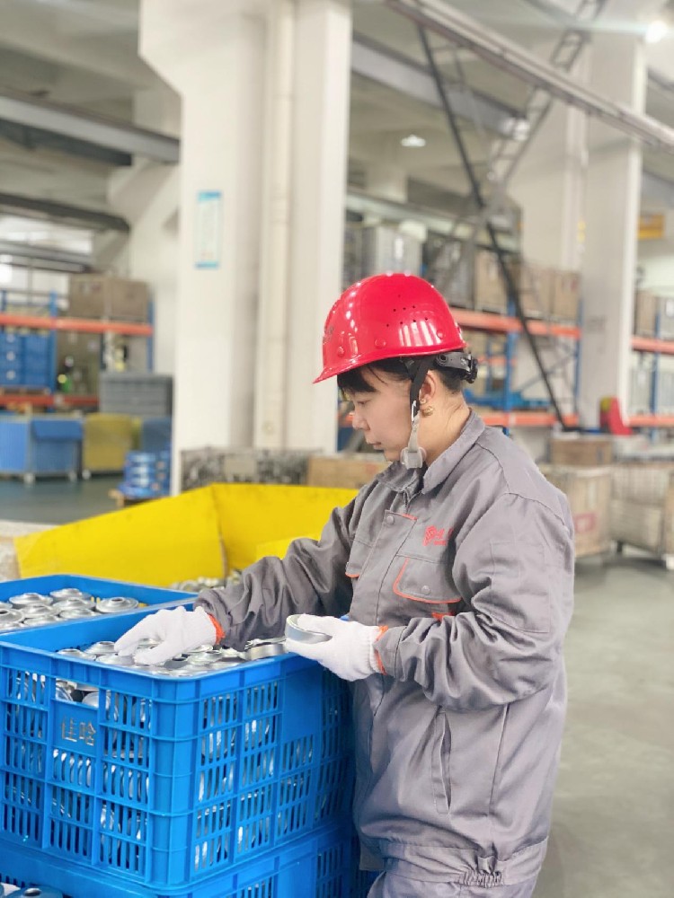 The general manager personally oversees product quality on the front line